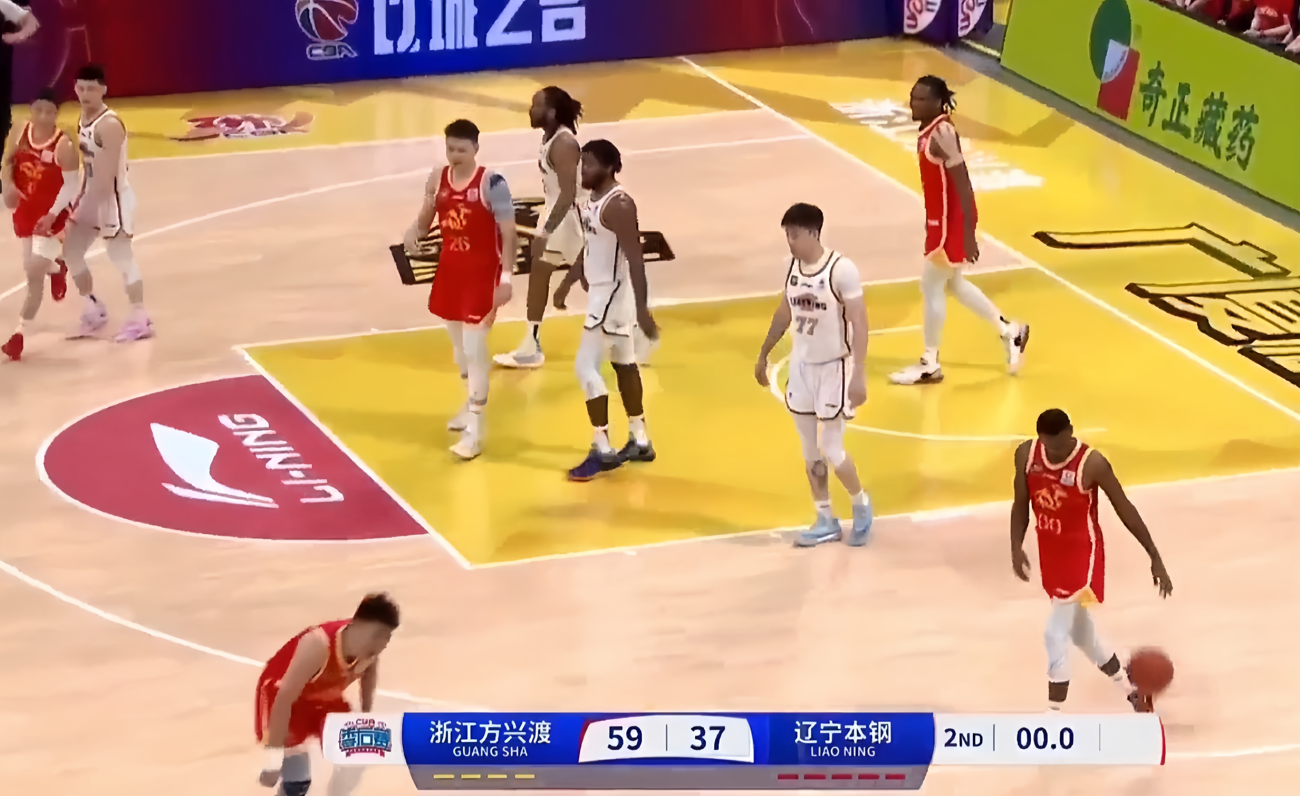 米兰体育-浙江男篮惊险战胜对手，取得关键胜利