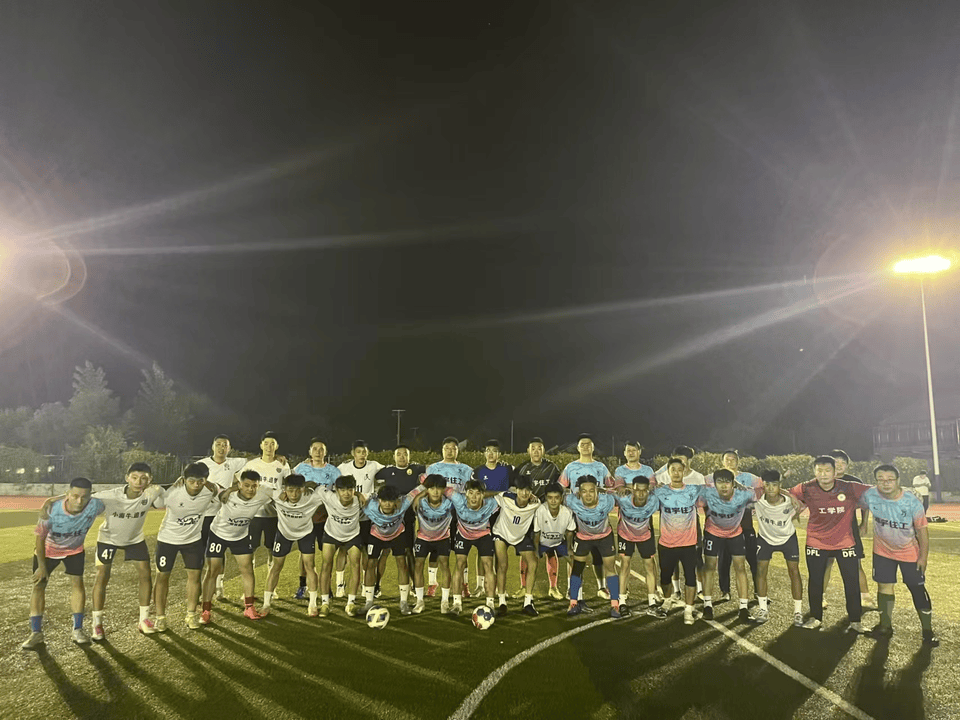 足球比赛现场球员展现出团队精神